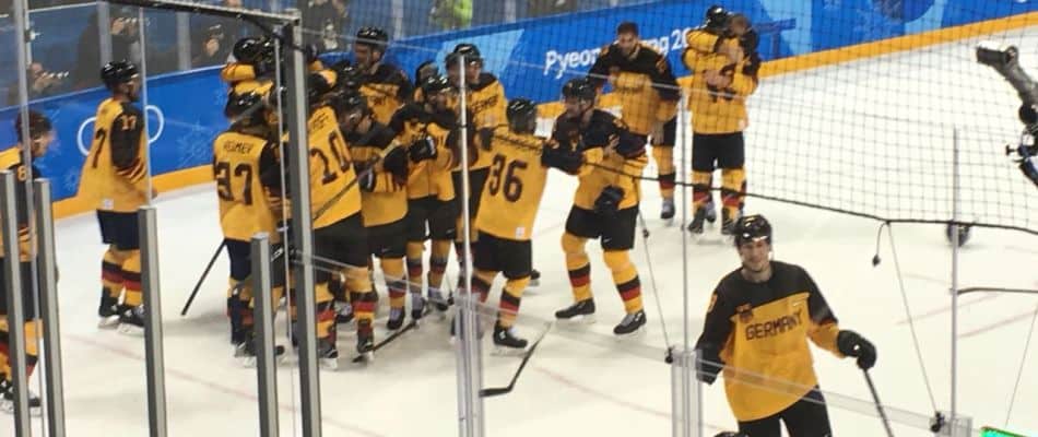 Die deutsche Eishockeynationalmannschaft nach dem olympischen Halbfinal-Sieg gegen Kanada. Foto: Jennie Lenz