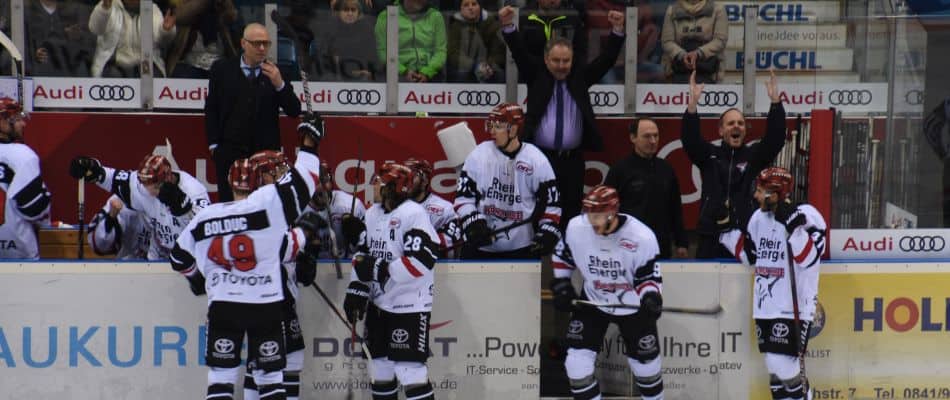 Die Haie-Bank bejubelt den Einzug ins Playoff-Viertelfinale in Ingolstadt. Foto: Alexandra Schmitz